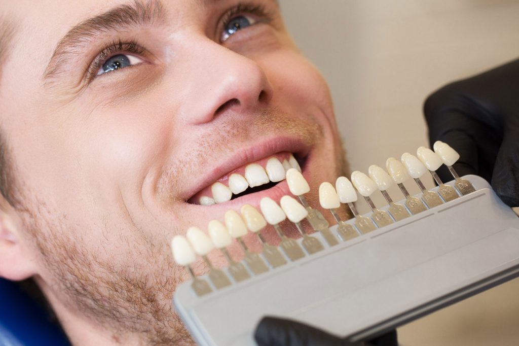 difference-between-dentures-&-veneers