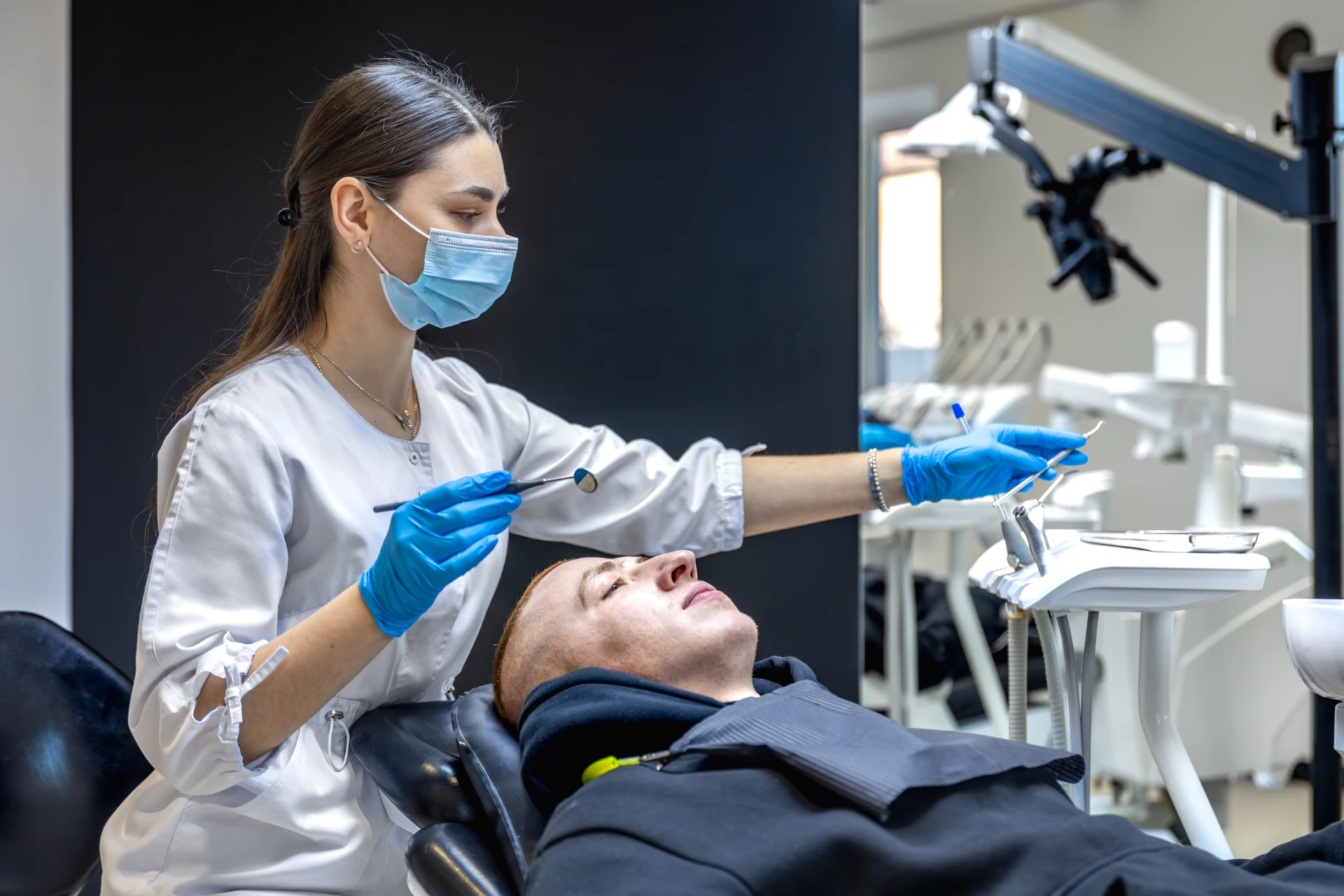 female-dentist-treats-patients female-dentist-treats-patients